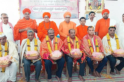 ಹುಕ್ಕೇರಿ ವಿರಕ್ತಮಠದಲ್ಲಿ ವಿದ್ಯುತ್ ಸಹಕಾರ ಸಂಘದ ಆಡಳಿತ ಮಂಡಳಿ ಸದಸ್ಯರನ್ನು ಸನ್ಮಾನಿಸಲಾಯಿತು. ಚಂದ್ರಶೇಖರ ಶಿವಾಚಾರ್ಯರು, ಶಿವಾನಂದ ಶ್ರೀಗಳು, ಶಿವಬಸವ ಸ್ವಾಮೀಜಿ, ಶಿವಮೂರ್ತಿ ಶ್ರೀಗಳು ಇತರರು ಇದ್ದರು.