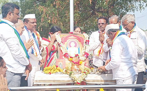 ಹುಕ್ಕೇರಿ ತಹಸೀಲ್ದಾರ್ ಕಚೇರಿ ಹೊರಗೆ ಜೈನ ಸಮುದಾಯದವರು ಭಗವಾನ ಮಹಾವೀರ ಭಾವಚಿತ್ರ ಇಟ್ಟು ಪೂಜೆ ಸಲ್ಲಿಸಿದರು. ಮಹಾವೀರ ನಿಲಜಗಿ, ಪಿ.ಆರ್.ಚೌಗಲಾ, ಬಾಹುಬಲಿ ನಾಗನೂರಿ ಇತರರಿದ್ದರು.