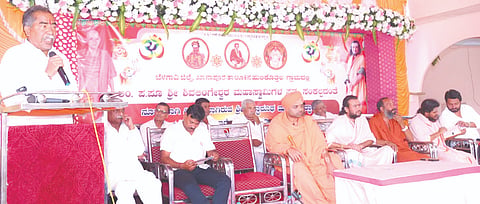 ಹುಲಿಕೊತ್ತಲ ಗ್ರಾಮದ ನೂತನ ಸಿದ್ಧಾರೂಢ ಮಠದ ಲೋಕಾರ್ಪಣೆ ಕಾರ್ಯಕ್ರಮದಲ್ಲಿ ಶಾಸಕ ವಿಠ್ಠಲ ಹಲಗೇಕರ ಮಾತನಾಡಿದರು. ನಾನಾಸಾಹೇಬ ಪಾಟೀಲ, ಷಡಕ್ಷರಿ ಸ್ವಾಮೀಜಿ ಇತರರಿದ್ದರು.