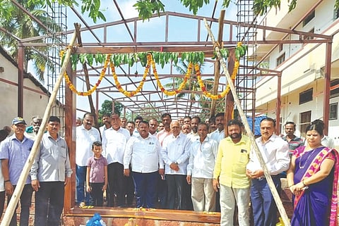 ಅವರೊಳ್ಳಿ ಗ್ರಾಮದಲ್ಲಿ ಕಲ್ಯಾಣ ಮಂಟಪದ ಚೌಕಟ್ಟು ಪೂಜಾ ಸಮಾರಂಭದಲ್ಲಿ ಶಾಸಕ ವಿಠ್ಠಲ ಹಲಗೇಕರ, ಪ್ರಮೋದ ಕೋಚೇರಿ, ಬಸವರಾಜ ಸಾಣಿಕೊಪ್ಪ, ಮಲಗೌಡ ಪಾಟೀಲ ಇತರರಿದ್ದರು.