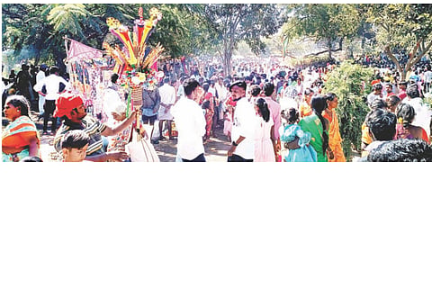 ಗುಡೇಕೋಟೆ ಸಮೀಪದ ಅಪ್ಪೇನಹಳ್ಳಿ ತಾಂಡಾದ ಹತ್ತಿರದ ಬೆಟ್ಟದ ಮೇಲೆ ನೆಲೆಸಿರುವ ಶ್ರೀ ಕೋಟೆಗುಡ್ಡದ ಮಾರಮ್ಮದೇವಿಯ 2ನೇ ವಾರದ ಜಾತ್ರೆಗೆ ಅಪಾರ ಸಂಖ್ಯೆ ಭಕ್ತರು ಆಗಮಿಸಿದ್ದರು. 