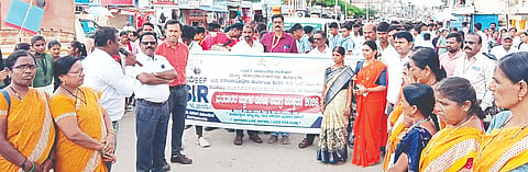 ಕುಕನೂರು ಪಪಂ ಕಚೇರಿ ಎದುರು ಮತದಾರರ ಪಟ್ಟಿಯ ವಿಶೇಷ ಸಮಗ್ರ ಪರಿಷ್ಕರಣೆ ಅಭಿಯಾನಕ್ಕೆ ತಹಸೀಲ್ದಾರ್ ಬಸವರಾಜ ಬಣ್ಣೆಶಿರೂರ ಮಂಗಳವಾರ ಚಾಲನೆ ನೀಡಿದರು. ತಾಪಂ ಇಒ ಸಂತೋಷ ಬಿರಾದಾರ ಪಾಟೀಲ್, ಪಪಂ ಅಧ್ಯಕ್ಷೆ ಲೀಲಾವತಿ ಮುಧೋಳ, ಉಪಾಧ್ಯಕ್ಷೆ ಮಂಜುಳಾ ಕಲ್ಮನಿ, ಮುಖ್ಯಾಧಿಕಾರಿ ನಾಗೇಶ್, ಆಹಾರ ಇಲಾಖೆ ಉಪ ನಿರ್ದೇಶಕ ವಿಶ್ವನಾಥಗೌಡ್ರ ಇದ್ದರು.