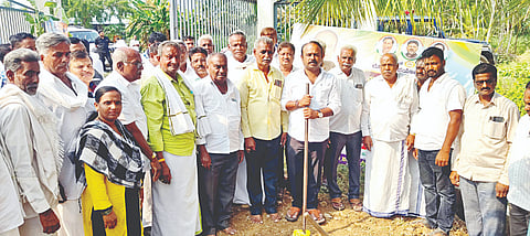 ಕಾಡುಕೊತ್ತನಹಳ್ಳಿ ಗ್ರಾಮದಲ್ಲಿ ಲೋಕೋಪಯೋಗಿ ಇಲಾಖೆಯ ವತಿಯಿಂದ ಶ್ರೀ ವೀರಭದ್ರಶ್ವರ ಸಮುದಾಯ ಭವನದ ಕಾಂಪೌಂಡ್ ನಿರ್ಮಾಣ ಕಾಮಗಾರಿಗೆ ಶಾಸಕ ಕದಲೂರು ಉದಯ್ ಭೂಮಿಪೂಜೆ ನೆರವೇರಿಸಿದರು. ಸಂದರ್ಶ, ಹರೀಶ್ ಬಾಬು, ಬಿ.ಬಸವರಾಜು ಇತರರು ಇದ್ದರು.