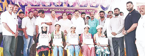 ಕೆ.ಎಂ.ದೊಡ್ಡಿಯಲ್ಲಿ ಮದ್ದೂರು ತಾಲೂಕಿನಲ್ಲಿ ರೆಬೆಲ್‌ಸ್ಟಾರ್ ದಿ.ಅಂಬರೀಶ್ ಹುಟ್ಟುಹಬ್ಬದ ಪ್ರಯುಕ್ತ ಆಯೋಜಿಸಿದ್ದ ಡಾ.ಅಂಬಿ ಜಯಂತಿ ಅಂಗವಾಗಿ ವಿವಿಧ ಕ್ಷೇತ್ರಗಳಲ್ಲಿ ಸಾಧನೆಗೈದ ಸಾಧಕರಿಗೆ ಅಂಬಿ ಕಾಯಕ ಸೇವಾ ಪ್ರಶಸ್ತಿ ಪ್ರದಾನ ಮತ್ತು ಪ್ರತಿಭಾವಂತ ವಿದ್ಯಾರ್ಥಿಗಳಿಗೆ ಪ್ರತಿಭಾ ಪುರಸ್ಕಾರ ನೀಡಲಾಯಿತು. ಅಭಿಷೇಕ ಅಂಬರೀಶ್, ಮಾಜಿ ಸಂಸದೆ ಸುಮಲತಾ ಅಂಬರೀಶ್,ಬೇಲೂರು ಸೋಮಶೇಖರ್ ಇತರರಿದ್ದರು. 