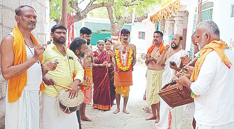 ಕನಕಗಿರಿ ತಾಲೂಕಿನ ನವಲಿಯ ಭೋಗಾಪುರೇಶ ದೇವಸ್ಥಾನದಲ್ಲಿ ನರಸಿಂಹ ಜಯಂತಿ ನಿಮಿತ್ತ ಭಜನೆಯೊಂದಿಗೆ ಭಾವಚಿತ್ರ ಮೆರವಣಿಗೆ ನಡೆಯಿತು. ಪ್ರಮುಖರಾದ ಪಂಪಣ್ಣ ತುಪ್ಪದ, ಸುರೇಶರೆಡ್ಡಿ ಮಹಲಿನಮನೆ, ಬಸವರಾಜ ಗುಗ್ಗಳಶೆಟ್ರ ಇತರರಿದ್ದರು.