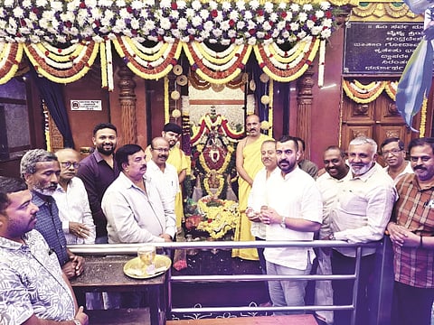 ಮಡಿಕೇರಿ ಕ್ಷೇತ್ರ ಶಾಸಕ ಡಾ.ಮಂತರ್ ಗೌಡ, ಕುಶಾಲನಗರ ತಾಲೂಕು ಗ್ಯಾರಂಟಿ ಯೋಜನೆಗಳ ಅನುಷ್ಠಾನ ಸಮಿತಿ ಅಧ್ಯಕ್ಷ ವಿ.ಪಿ.ಶಶಿಧರ್, ಕುಡಾ ಅಧ್ಯಕ್ಷ ಪ್ರಮೋದ್ ಮುತ್ತಪ್ಪ, ನಗರ ಕಾಂಗ್ರೆಸ್ ಅಧ್ಯಕ್ಷ ಜೋಸೆಫ್ ವಿಕ್ಟರ್ ಸೋನ್ಸ್, ಕೆಪಿಸಿಸಿ ಸದಸ್ಯ ಮಂಜುನಾಥ್ ಗುಂಡುರಾವ್ ಮತ್ತು ಕಾಂಗ್ರೆಸ್ ಮುಖಂಡರು ದೇವಾಲಯಕ್ಕೆ ಭೇಟಿ ನೀಡಿ ದೇವರ ದರ್ಶನ ಮಾಡಿದರು.