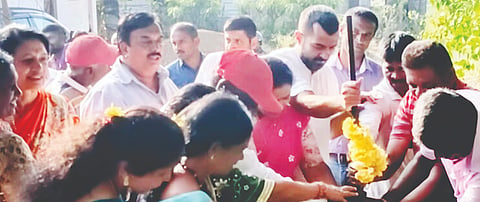 ಕುಶಾಲನಗರದಲ್ಲಿ ವಿವಿಧ ಅಭಿವೃದ್ಧಿ ಕಾಮಗಾರಿಗೆ  ಶಾಸಕ ಡಾ.ಮಂತರ್ ಗೌಡ ಭೂಮಿ ಪೂಜೆ ನೆರವೇರಿಸಿದರು. ತಾಲೂಕು ಗ್ಯಾರಂಟಿ ಯೋಜನೆಗಳ ಅನುಷ್ಠಾನ ಸಮಿತಿ ಅಧ್ಯಕ್ಷ ವಿ.ಪಿ. ಶಶಿಧರ್, ಪ್ರಮೋದ್ ಮುತ್ತಪ್ಪ, ಜಿ.ಪಂ. ಮಾಜಿ ಅಧ್ಯಕ್ಷೆ ಕೆ. ಪಿ. ಚಂದ್ರಕಲಾ, ನಗರ ಕಾಂಗ್ರೆಸ್ ಅಧ್ಯಕ್ಷ ಜೋಸೆಫ್ ವಿಕ್ಟರ್ ಸೋನ್ಸ್ ಮತ್ತಿತರರಿದ್ದರು.