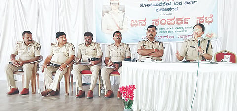 ಜನಸಂಪರ್ಕ ಸಭೆಯಲ್ಲಿ ಕೊಡಗು ಪೊಲೀಸ್ ವರಿಷ್ಠಾಧಿಕಾರಿ ಬಿಂದು ಮಣಿ, ಸೋಮವಾರಪೇಟೆ ಉಪವಿಭಾಗದ ಪೊಲೀಸ್ ಉಪ ಅಧೀಕ್ಷಕ ಚಂದ್ರಶೇಖರ್, ಕುಶಾಲನಗರ ಟೌನ್ ಪೊಲೀಸ್ ಇನ್‌ಸ್ಪೆಕ್ಟರ್ ಬಿ.ಆರ್.ಪ್ರದೀಪ್, ಕುಶಾಲನಗರ ಗ್ರಾಮಾಂತರ ಪೊಲೀಸ್ ಇನ್‌ಸ್ಪೆಕ್ಟರ್ ದಿನೇಶ್‌ಕುಮಾರ್ ಮತ್ತಿತರರು ಹಾಜರಿದ್ದರು.