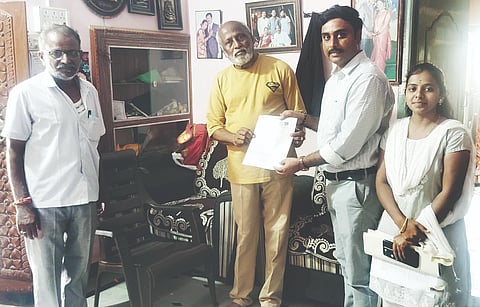 ಕೊಟ್ಟೂರಿನಲ್ಲಿ ಸಾಹಿತಿ ಕುಂ.ವೀರಭದ್ರಪ್ಪ ಅವರಿಗೆ ತಹಸೀಲ್ದಾರ್ ಅಮರೇಶ್ ಜಿ.ಕೆ. ಎಸ್‌ಐಆರ್ ಎನ್ಯುಮರೇಷನ್ ಫಾರ್ಮ್ ನೀಡಿದರು. 