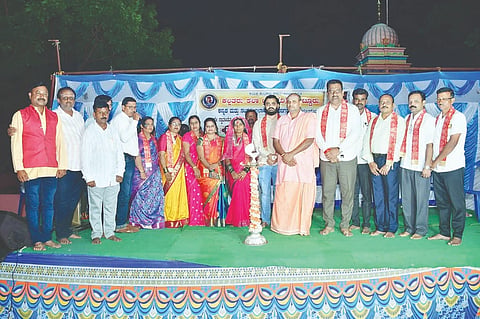 ಕೊಟ್ಟೂರಿನಲ್ಲಿ ಆಯೋಜಿಸಿದ ಸಾಂಸ್ಕೃತಿಕ ಕಾರ್ಯಕ್ರಮವನ್ನು ಬಿಡಿಸಿಸಿ ಬ್ಯಾಂಕ್ ಉಪಾಧ್ಯಕ್ಷ ಐ.ಎಂ. ದಾರುಕೇಶ ಉದ್ಘಾಟಿಸಿದರು. ಯುವ ಮುಖಂಡ ಎಂಎಂಜೆ ಶೋಭಿತ್, ಹಿರೇಮಠದ ಯೋಗಿ ರಾಜೇಂದ್ರ ಶಿವಾಚಾರ್ಯರು, ಕಲ್ಪತರು ಕಲಾ ಟ್ರಸ್ಟ್ ಅಧ್ಯಕ್ಷ ಚಿಗಟೇರಿ ಕೊಟ್ರೇಶಿ ಇತರರಿದ್ದರು.