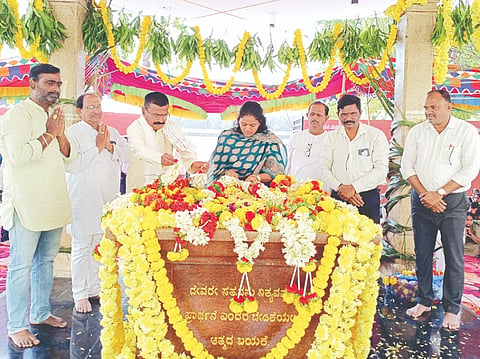 ಕೂಡ್ಲಿಗಿಯಲ್ಲಿ ಗಾಂಧಿ ಚಿತಾಭಸ್ಮವಿರುವ ಹುತಾತ್ಮರ ಸ್ಮಾರಕಕ್ಕೆ ತಹಸೀಲ್ದಾರ್ ವಿ.ಕೆ.ನೇತ್ರಾವತಿ ಪುಷ್ಪನಮನ ಸಲ್ಲಿಸಿದರು.