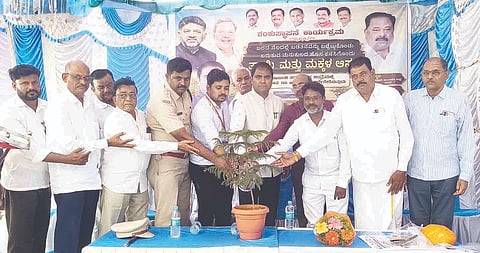 ಕೂಡ್ಲಿಗಿ ಸಾರ್ವಜನಿಕ ಆಸ್ಪತ್ರೆಯನ್ನು 150 ಹಾಸಿಗೆಗೆ ಮೆಲ್ದರ್ಜೆಗೆ ಏರಿಸುವ ಹಾಗೂ ತಾಯಿ-ಮಕ್ಕಳ ವಿಭಾಗದ ಕಟ್ಟಡ ನಿರ್ಮಾಣ ಕಾರ್ಯಕ್ರಮಕ್ಕೆ ಶಾಸಕ ಡಾ.ಎನ್.ಟಿ.ಶ್ರೀನಿವಾಸ್ ಚಾಲನೆ ನೀಡಿದರು.