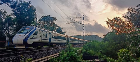 ಕೊಂಕಣ ರೈಲ್ವೆ ಮಾರ್ಗದಲ್ಲಿ ಓಡಾಡುವ ವಂದೇ ಭಾರತ ರೈಲು 