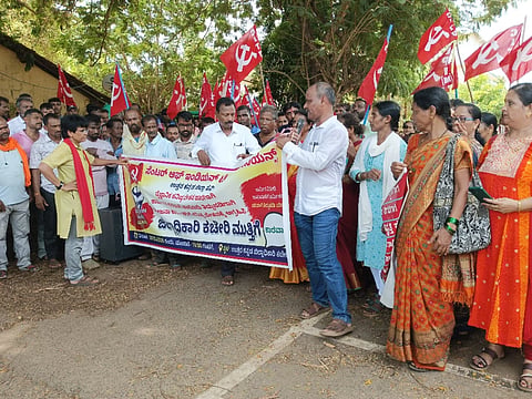 ಸಿಐಟಿಯುನಿಂದ ಕಾರವಾರ ಜಿಲ್ಲಾಧಿಕಾರಿ ಕಚೇರಿಯ ಎದುರು ಪ್ರತಿಭಟನೆ ನಡೆಯಿತು.