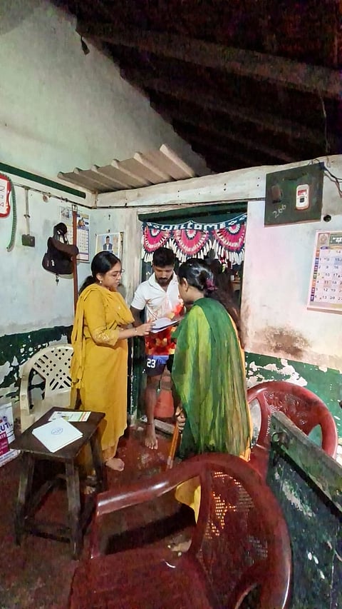ಜಿಲ್ಲಾಧಿಕಾರಿ ಅವರು ಎಸ್‌ಐಆರ್‌ ಪ್ರಕ್ರಿಯೆಯಲ್ಲಿ ಪಾಲ್ಗೊಂಡರು.