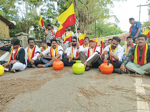 ಕಾರವಾರ ಜಿಲ್ಲಾಧಿಕಾರಿ ಕಚೇರಿಯ ಎದುರು ಕರವೇ ಕಾರ್ಯಕರ್ತರು ಪ್ರತಿಭಟನೆ ನಡೆಸಿದರು.