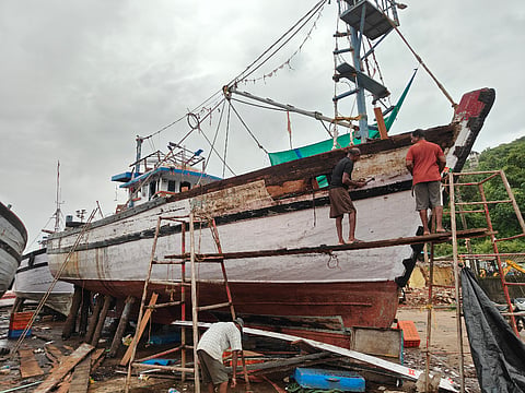 ನೀರಿಗಿಳಿಯಲು ಸಜ್ಜಾದ ದೋಣಿ 