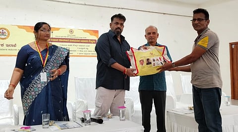 ಸತೀಶ ಸೈಲ್‌ ಅವರು ಕಾರ್ಮಿಕರಿಗೆ ಕಿಟ್‌ ವಿತರಿಸಿದರು. 