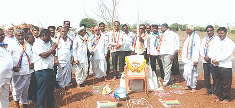 ಕಕಮರಿ ಗ್ರಾಮದ ಮಹಾವೀರ ವೃತ್ತದಲ್ಲಿ ಮಹಾವೀರ ಜಯಂತಿ ಆಚರಿಸಲಾಯಿತು. ಅಪ್ಪುಗೌಡ ಪಾಟೀಲ ಮಾತನಾಡಿದರು. ಗಿರಮಲ್ಲ ಜನಗೌಡ, ಗುರಪ್ಪ ದಾಶ್ಯಾಳ ಇತರರಿದ್ದರು.