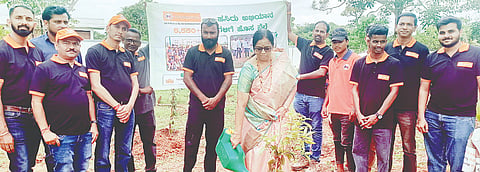 ಹಸಿರು ಅಭಿಯಾನ ಘೋಷಣೆಯಡಿ ತಾಲೂಕಿನ ಕೆಸ್ತೂರು ಗ್ರಾಮದ ಇಂದಿರಾಗಾಂಧಿ ವಸತಿ ಶಾಲೆ ಮತ್ತು ಪೈ ಫೌಂಡೇಷನ್‌ನಿಂದ ಆಯೋಜಿಸಿದ್ದ  ಸಸಿ ನೆಡುವ ಕಾರ್ಯಕ್ಕೆ ಫೌಂಡೇಷನ್ ಅಧ್ಯಕ್ಷ ರಾಜ್‌ಕುಮಾರ್ ಪೈ ಚಾಲನೆ ನೀಡಿದರು. ಸುರೇಶ್, ಅನುಪಮಾ, ಸುಜಾತಾ ಇದ್ದರು.