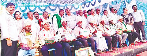 ಮದ್ದೂರು ನಗರದ ಕೃಷಿ ಇಲಾಖೆ ಆವರಣದಲ್ಲಿ ಆಯೋಜಿಸಿದ್ದ ಕಾರ್ಯಕ್ರಮದ ವೇಳೆ ಪ್ರಗತಿಪರ ರೈತರಿಗೆ ತಾಲೂಕು ಮಟ್ಟದ ಕೃಷಿಕ ಪ್ರಶಸ್ತಿ ಪ್ರಧಾನವನ್ನು ಕೃಷಿಕ ಸಮಾಜದ ಅಧ್ಯಕ್ಷ ಕೆ.ಬಿ.ನಾಗರಾಜು ನೆರವೇರಿಸಿದರು. ಅಶೋಕ್, ಎಚ್.ಜಿ.ಪ್ರತಿಭಾ, ಸೋ.ಶಿ.ಪ್ರಕಾಶ್, ಟಿ.ಎಲ್.ವಿನೋದ್‌ಬಾಬು, ತಿಮ್ಮೇಶ್ ಇದ್ದರು.