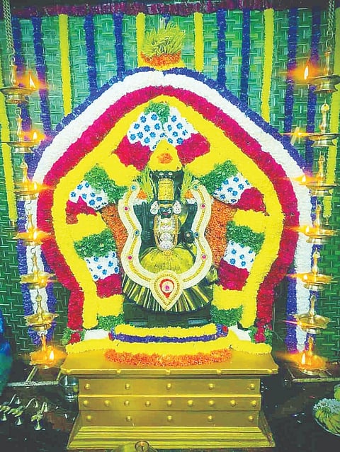 ಶ್ರೀರೇಣುಕಾ ಎಲ್ಲಮ್ಮ ದೇವಿಗೆ ವಿಶೇಷ ಅಲಂಕಾರ ಮಾಡಿರುವುದು.
