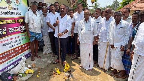 ಮದ್ದೂರು ತಾಲೂಕಿನ ಕೆ.ಹೊನ್ನಲಗೆರೆ ಗ್ರಾಮದಲ್ಲಿ ರಸ್ತೆ ಅಭಿವೃದ್ಧಿ ಕಾಮಗಾರಿಗೆ ಶಾಸಕ ಕೆ.ಎಂ.ಉದಯ್ ಚಾಲನೆ ನೀಡಿದರು. ಚಲುವರಾಜು, ಪುಟ್ಟಸ್ವಾಮಿ, ಶಿವರಾಮು, ಶಿವಮಾದು ಇದ್ದರು.
