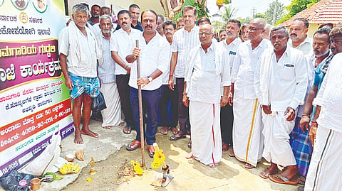 ಮದ್ದೂರು ತಾಲೂಕಿನ ಕೆ.ಹೊನ್ನಲಗೆರೆ ಗ್ರಾಮದಲ್ಲಿ ರಸ್ತೆ ಅಭಿವೃದ್ಧಿ ಕಾಮಗಾರಿಗೆ ಶಾಸಕ ಕೆ.ಎಂ.ಉದಯ್ ಚಾಲನೆ ನೀಡಿದರು. ಚಲುವರಾಜು, ಪುಟ್ಟಸ್ವಾಮಿ, ಶಿವರಾಮು, ಶಿವಮಾದು ಇದ್ದರು.