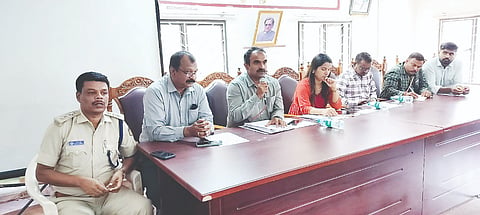 ಮದ್ದೂರಿನ ನಗರಸಭೆಯ ಎಸ್.ಎಂ.ಕೃಷ್ಣ ಸಭಾಂಗಣದಲ್ಲಿ ಅರಣ್ಯ ಇಲಾಖೆಯಿಂದ ಸಾರ್ವಜನಿಕರ ಸಭೆ ಆಯೋಜಿಸಲಾಗಿತ್ತು. ರಘು, ಮಹದೇವಸ್ವಾಮಿ, ಗವಿಯಪ್ಪ, ರಾಧಿಕಾ ಇತರರು ಇದ್ದರು.