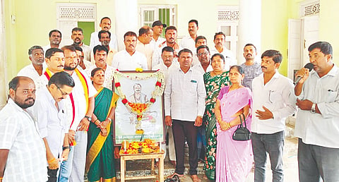 ಮದ್ದೂರು ನಗರದ ಪ್ರವಾಸಿ ಮಂದಿರದಲ್ಲಿ ಶ್ರೀ ಹಡಪದ ಅಪ್ಪಣ್ಣ ಜಯಂತ್ಯುತ್ಸವ ಆಚರಿಸಲಾಯಿತು. ಸಂದೇಶ್, ಕೆ.ಟಿ.ಶಿವಕುಮಾರ್, ಶಶಿಕುಮಾರ್, ದಾಕ್ಷಾಯಿಣಿ, ವಿ.ಸಿ.ಉಮಾಶಂಕರ್ ಇದ್ದರು.