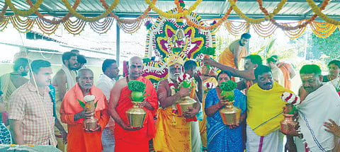 ಮದ್ದೂರು ತಾಲೂಕಿನ ಅರೆತಿಪ್ಪೂರು ಗ್ರಾಮದಲ್ಲಿ ನಡೆದ ಶ್ರೀ ಚಿಕ್ಕಮ್ಮದೇವಿ ದೇವಾಲಯದ ಲೋಕಾರ್ಪಣೆ ಕಾರ್ಯಕ್ರಮದಲ್ಲಿ ಶ್ರೀ ಡಾ. ನಿಶ್ವಲಾನಂದಸ್ವಾಮಿಜಿ, ಡಾ.ಭಾನುಪ್ರಕಾಶ್ ಶರ್ಮ, ಸಿ.ಪುಟ್ಟರಾಮು, ಟಿ.ಚಂದ್ರ ಶ್ರೀನಿವಾಸ್, ಶಿವರಾಮಯ್ಯ, ವೆಂಕಟಪ್ಪ, ವೆಂಕಟೇಶ್, ತಿಪ್ಪೂರು ಮನು, ಅನಿಲ್, ಗ್ರಾಮ ಪಂಚಾಯಿತಿ ಅಧ್ಯಕ್ಷ ಕೃಷ್ಣೆಗೌಡ, ಉಮಾ ನಿಂಗರಾಜು, ತಿಪ್ಪೂರು ಕೃಷ್ಣ, ಮಹಾದೇವ, ಜಿ.ಅಪ್ಪಾಜಿ ಉಪಸ್ಥಿತರಿದ್ದರು.