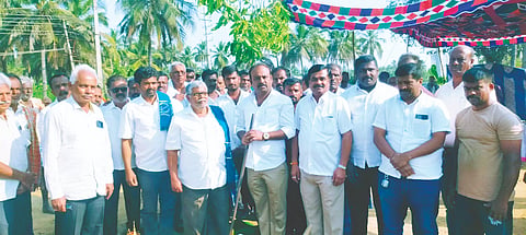 ಮದ್ದೂರು ತಾಲೂಕಿನ ಈಡಿಗರದೊಡ್ಡಿ ಗ್ರಾಮದಲ್ಲಿ ರಸ್ತೆ ಅಭಿವೃದ್ಧಿ ಕಾಮಗಾರಿಗೆ ಶಾಸಕ ಕೆ.ಎಂ.ಉದಯ್ ಶುಕ್ರವಾರ ಭೂಮಿ ಪೂಜೆ ನೆರವೇರಿಸಿದರು. ದಾಸೇಗೌಡ, ನಾಗೇಗೌಡ, ಶಂಕರಲಿಂಗೇಗೌಡ, ಹರೀಶ್ ಬಾಬು ಸೇರಿದಂತೆ ಹಲವರು ಹಾಜರಿದ್ದರು.