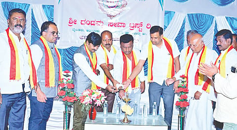 ಮದ್ದೂರು ತಾಲೂಕಿನ ತೈಲೂರು ಗ್ರಾಮದ ದಂಡಮ್ಮ ದೇವಸ್ಥಾನದಲ್ಲಿ ಆಯೋಜಿಸಿದ್ದ ಅಭಿನಂದನಾ ಕಾರ್ಯಕ್ರಮವನ್ನು ಡಿಸಿಸಿ ಬ್ಯಾಂಕ್ ಉಪಾಧ್ಯಕ್ಷ ತೈಲೂರು ಸಿ.ಚಲುವರಾಜು ಉದ್ಘಾಟಿಸಿದರು. ಟಿ.ಆರ್.ಆತ್ಮಾನಂದ, ಬೋರಯ್ಯ, ಟಿ.ಸಿ.ರಘು, ಕೆ.ಎಂ.ರವಿ, ಜಯರಾಮು, ಬೊಮ್ಮಯ್ಯ, ನಾಗರಾಜು ಇದ್ದರು.