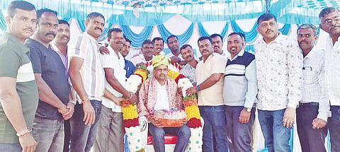ಮದ್ದೂರು ತಾಲೂಕಿನ ಗಡಿಭಾಗ ಮುದಿಗೆರೆ ಗ್ರಾಮದಲ್ಲಿ ಸೋಮನಹಳ್ಳಿಯ ಎಸ್‌ಸಿಎಂಎಂ ಪ್ರೌಢಶಾಲೆಯ ಸ್ನೇಹ ಬಳಗದ ವತಿಯಿಂದ ಡಿಸಿಸಿ ಬ್ಯಾಂಕ್‌ಗೆ ನೂತನವಾಗಿ ಉಪಾಧ್ಯಕ್ಷರಾಗಿ ಆಯ್ಕೆಯಾದ ತೈಲೂರು ಸಿ.ಚಲುವರಾಜು ಅವರನ್ನು ಅಭಿನಂದಿಸಲಾ ಯಿತು. ನಂದೀಶ್, ಸತೀಶ್, ಸಂಪತ್, ಅಶೋಕ್, ರಾಜು, ಆರ್ಯಾಂಬಿಕ ಗಿರಿ, ವಿನೋದ್, ಸುಗುಣ, ವಿಶಾಲಾಕ್ಷಮ್ಮ, ಲೀಲಾವತಿ, ಶಾಂತಮಣಿ ಇದ್ದರು.