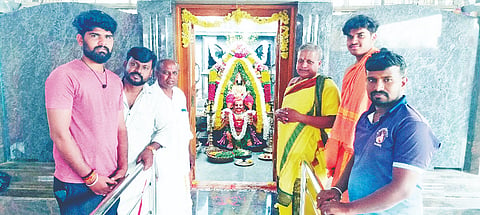 ಮದ್ದೂರು ತಾಲೂಕಿನ ಯರಗನಹಳ್ಳಿ ಗ್ರಾಮದ ಕಾಳಿಂಗ ಮರ್ಧನ ಗೋಪಾಲ ಕೃಷ್ಣ ದೇಗುಲದಲ್ಲಿ ವೈಕುಂಠ ಏಕಾದಶಿ ಅಂಗವಾಗಿ ಮಂಗಳವಾರ ವಿಶೇಷ ಪೂಜಾ ಕಾರ್ಯಕ್ರಮಗಳನ್ನು ಹಮ್ಮಿಕೊಳ್ಳಲಾಗಿತ್ತು.