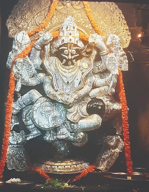 ಮದ್ದೂರು ನಗರದ ಪುರಾಣ ಪ್ರಸಿದ್ಧ ಶ್ರೀ ಉಗ್ರ ನರಸಿಂಹಸ್ವಾಮಿ ದೇಗುಲದಲ್ಲಿ ವೈಕುಂಠ ಏಕಾದಶಿ ಅಂಗವಾಗಿ ದೇವರಿಗೆ ಮುತ್ತಂಗಿ ಅಲಂಕಾರ ಮಾಡಲಾಗಿತ್ತು.