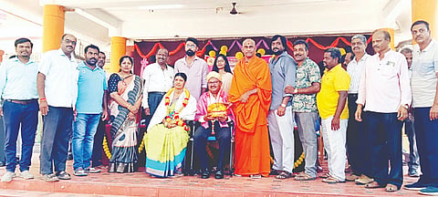  ಮದ್ದೂರು ನಗರದ ಸರ್ಕಾರಿ ಮಹಿಳಾ ಕಾಲೇಜಿನಲ್ಲಿ ಪ್ರಾಂಶುಪಾಲರಾಗಿ ಕರ್ತವ್ಯ ನಿರ್ವಹಿಸಿ ನಿವೃತ್ತಿಗೊಂಡ ಪ್ರೊ.ಕೆ.ಬಿ.ನಾರಾಯಣರವರನ್ನು ಕೆಂಗೇರಿ ವಿಶ್ವ ಒಕ್ಕಲಿಗರ ಮಠದ ಪೀಠಾಧ್ಯಕ್ಷರಾದ ಶ್ರೀ ನಿಶ್ಚಲಾನಂದನಾಥ ಸ್ವಾಮೀಜಿ ಅಭಿನಂದಿಸಿದರು. ಪ್ರೊ.ರವಿ, ಡಾ.ಸಿದ್ದರಾಜು, ಪ್ರೊ.ಗಂಗಾಧರಯ್ಯ, ಪ್ರೊ.ಮಾದೇಗೌಡ ಸೇರಿದಂತೆ ಇತರರು ಇದ್ದರು.