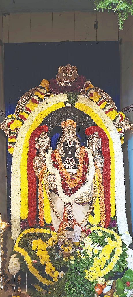 ವೈಕುಂಠ ಏಕಾದಶಿ ಅಂಗವಾಗಿ ಮದ್ದೂರು ತಾಲೂಕಿನ ಬೆಸಗರಹಳ್ಳಿ ಗ್ರಾಮದಲ್ಲಿರುವ ಶ್ರೀ ವೆಂಕಟೇಶ್ವರ ಸ್ವಾಮಿಗೆ ವಿಶೇಷವಾಗಿ ಅಲಂಕಾರ ಮಾಡಿರುವುದು.