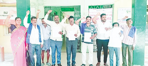 ದಲಿತ ಹಕ್ಕುಗಳ ಸಮಿತಿ ವತಿಯಿಂದ ಮದ್ದೂರು ನಗರದ ತಾಲೂಕು ಪಂಚಾಯಿತಿ ಎದುರು ಪ್ರತಿಭಟನೆ ನಡೆಯಿತು. ಅರ್.ಕೃಷ್ಣ, ಅಂಬೂಜಿ, ಎಂ.ವಿಜೇಂದ್ರಕುಮಾರ್, ಕೆ.ಶಿವಲಿಂಗಯ್ಯ, ವೆಂಕಟೇಶ್, ಜಯರಾಮಯ್ಯ, ರೇಣುಕಮ್ಮ, ಕೆ.ಬೋರಯ್ಯ, ಟಿ.ಎಲ್.ಮಹೇಶ್ ಇದ್ದರು.