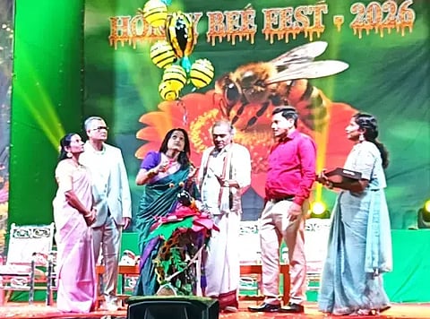 ಮೂಡಿಗೆರೆ ಎಂಇಎಸ್ ಶಾಲೆ ವಾರ್ಷಿಕೋತ್ಸವವನ್ನು ಸಾಹಿತಿ ಚಟ್ನಳ್ಳಿ ಮಹೇಶ್ ಉದ್ಘಾಟಿಸಿದರು. ಚಿಂತು, ಹರೀಶ್, ವಿ.ವೆಂಕಟೇಶ್ವರರಾವ್ ಇತರರಿದ್ದರು.