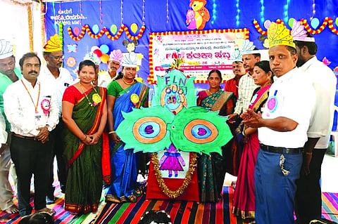 ಹಿರೂರ ಗ್ರಾಮದ ಸರ್ಕಾರಿ ಪ್ರಾಥಮಿಕ ಶಾಲೆಯಲ್ಲಿ ಹಮ್ಮಿಕೊಂಡಿದ್ದ ಕಲಿಕಾ ಹಬ್ಬವನ್ನು ಗ್ರಾಪಂ ಅಧ್ಯಕ್ಷೆ ಮಿರಾಜಬಿ ಮಿರ್ಜಿ ಉದ್ಘಾಟಿಸಿದರು. ಎ.ಎ.ಖಾಜಿ, ಸಿಆರ್‌ಸಿ ನಾಗೇಶ ಹೊನ್ನಳ್ಳಿ, ಕೀರಪ್ಪ ಚಂದರಗಿ ಇತರರಿದ್ದರು.