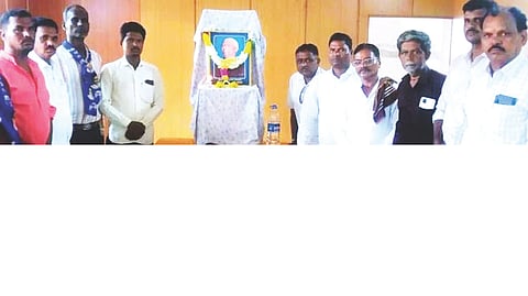 ಮಾನ್ವಿಯಲ್ಲಿ ಗುರುವಾರ ಬಹುಜನ ಸಮಾಜ ಪಕ್ಷದಿಂದ ಪ್ರೊ.ಬಿ.ಕೃಷ್ಣಪ್ಪ ಪುಣ್ಯಸ್ಮರಣೆ ಆಚರಿಸಲಾಯಿತು. ಪಕ್ಷದ ರಾಜ್ಯ ಕಾರ್ಯದರ್ಶಿ ಶ್ಯಾಮಸುಂದರ ಕುಂಬಾದಾಳ, ಚಂದ್ರಶೇಖರ ಮಾನ್ವಿ, ಶಿವಲಿಂಗಯ್ಯಸ್ವಾಮಿ, ಕಾಸಿಂ, ಚನ್ನಬಸವ ಹಡಪದ ಇತರರಿದ್ದರು.