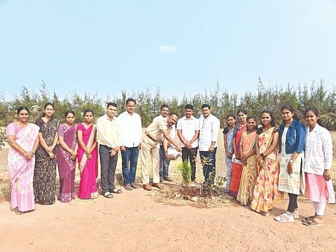 ಸತ್ತಿ ಗ್ರಾಮದ ಪಾಟೀಲ ಪಬ್ಲಿಕ್ ಶಾಲೆಯಲ್ಲಿ ರಸ್ತೆ ಸುರಕ್ಷತೆ ಜಾಗೃತಿ ಕಾರ್ಯಕ್ರಮಕ್ಕೆ ಆರ್‌ಟಿಒ ಕಚೇರಿಯ ಹಿರಿಯ ವಾಹನ ನಿರೀಕ್ಷಕ ಶಿವಾನಂದ ಗುಡ್ಡೋಡಗಿ ಚಾಲನೆ ನೀಡಿದರು. ಸುನೀಲಕುಮಾರ ಉಮರಾಣಿ, ಸಿದ್ದು ಹಂಡಗಿ, ಚೇತನಾ ಪಾಟೀಲ, ಡಾ.ಶ್ರೀಶೈಲ ಚೌಗುಲಾ ಇತರರಿದ್ದರು.