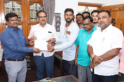 ಮತದಾರರ ಪಟ್ಟಿ ವಿಶೇಷ ಪರಿಷ್ಕರಣೆ ಪ್ರಕ್ರಿಯೆಗೆ ಮಂಗಳವಾರ ರಾಯಚೂರಿನಲ್ಲಿ ಶಾಸಕ ಡಾ.ಶಿವರಾಜ ಪಾಟೀಲ್ ಅವರು ತಹಸೀಲ್ದಾರ್ ಸುರೇಶ ವರ್ಮಾರಿಗೆ ಮಾಹಿತಿ ನೀಡುವ ಮೂಲಕ ಚಾಲನೆ ನೀಡಿದರು. ತಹಸೀಲ್ದಾರ್ ಸುರೇಶ ವರ್ಮಾ, ಶ್ರೀನಿವಾಸರೆಡ್ಡಿ, ಭೀಮಣ್ಣ ಮಂಚಾಲ, ಡ್ಯಾಡಿ ವಿರೇಶ ಇದ್ದರು.