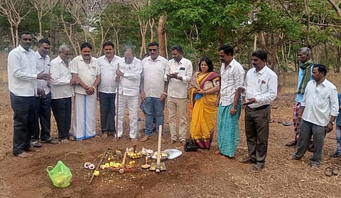 ಚಾಮರಾಜನಗರ ತಾಲೂಕಿನ ತಾಲೂಕಿನ ಪುಣಜನೂರು ಗ್ರಾಮದಲ್ಲಿ  ಗಿರಿಜನ ಆಶ್ರಮ ಶಾಲೆಗೆ ಹೆಚ್ಚುವರಿ ಕೊಠಡಿ ನಿರ್ಮಾಣ ಮಾಡುವ ಕಾಮಗಾರಿಗೆ ಶಾಸಕ ಸಿ.ಪುಟ್ಟರಂಗಶೆಟ್ಟಿ ಭೂಮಿ ಪೂಜೆ ನೆರವೇರಿಸಿದರು. ಮಣಿ ನಾಯಕ, ಕುಮಾರ ನಾಯಕ, ಜಡೆಯಪ್ಪ, ಶಾಮೀರ್ ಪಾಷಾ, ವೀರಭದ್ರಪ್ಪ ಇತರರು ಹಾಜರಿದ್ದರು.