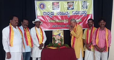  ಚಾಮರಾಜನಗರದ ಕನ್ನಡ ಸಾಹಿತ್ಯ ಪರಿಷತ್ತಿನ ಕಚೇರಿಯಲ್ಲಿ ಮಹಾವೀರ ಜಯಂತಿ ಆಚರಣೆ ಮಾಡಲಾಯಿತು. ಸುರೇಶ್ ಋಗ್ವೇದಿ, ಎಲ್.ಶಿವಲಿಂಗಮೂರ್ತಿ, ರವಿಚಂದ್ರಪ್ರಸಾದ್, ಸುರೇಶ್‌ಗೌಡ, ಬಿ.ಕೆ.ಆರಾಧ್ಯ ಹಾಜರಿದ್ದರು.