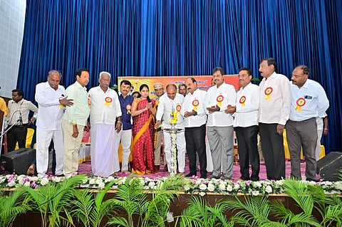 ಚಾಮರಾಜನಗರದಡಾ.ರಾಜ್‌ಕುಮಾರ್ ರಂಗಮಂದಿರದಲ್ಲಿ ಮಂಗಳವಾರ ಆಯೋಜಿಸಿದ್ದ ನಾಡಪ್ರಭು ಕೆಂಪೇಗೌಡ ಜಯಂತಿ ಕಾರ್ಯಕ್ರಮವನ್ನು ಶಾಸಕ ಸಿ.ಪುಟ್ಟರಂಗಶೆಟ್ಟಿ ಉದ್ಘಾಟಿಸಿದರು. ಕಾಡಾ ಅಧ್ಯಕ್ಷ ಪಿ.ಮರಿಸ್ವಾಮಿ, ಜಿಲ್ಲಾ ಗ್ಯಾರಂಟಿ ಯೋಜನೆಗಳ ಅನುಷ್ಠಾನ ಪ್ರಾಧಿಕಾರದ ಅಧ್ಯಕ್ಷ ಎಚ್.ವಿ.ಚಂದ್ರು, ಚುಡಾ ಅಧ್ಯಕ್ಷ ಮಹಮ್ಮದ್ ಅಸ್ಗರ್(ಮುನ್ನ), ಸಾಹಿತಿ ಟಿ.ಸತೀಶ್ ಜವರೇಗೌಡ, ಪುಟ್ಟಸ್ವಾಮಿಗೌಡ, ಮಹೇಶ್‌ಗೌಡ, ಚಾ.ರಂ.ಶ್ರೀನಿವಾಸಗೌಡ, ಸೋಮಶೇಖರ್ ಇತರರು ಹಾಜರಿದ್ದರು.