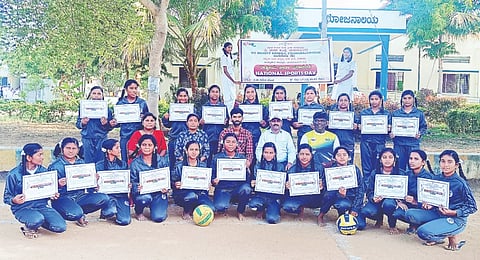 ಗುಂಡ್ಲುಪೇಟೆ ತಾಲೂಕಿನ ಬೇಗೂರಿನ ಕಿತ್ತೂರು ರಾಣಿ ಚನ್ನಮ್ಮ ವಸತಿ ಶಾಲೆಯಲ್ಲಿ ಆಯೋಜಿಸಿದ್ದ ಕಾರ್ಯಕ್ರಮ ದಲ್ಲಿ ವಿದ್ಯಾರ್ಥಿಗಳಿಗೆ ಪ್ರಮಾಣ ಪತ್ರ ವಿತರಿಸಲಾಯಿತು. ಎಸ್. ಕವಿತಾ, ಎಸ್.ಗುರುರಾಜು, ದಿಲೀಪ್ ಕುಮಾರ್, ರಾಜೇಶ್ ಇತರರಿದ್ದರು.