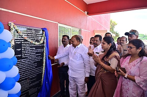 ಚಾಮರಾಜನಗರದ  ಕ್ಷೇತ್ರ ಶಿಕ್ಷಣಾಧಿಕಾರಿಗಳ ಕಚೇರಿ ಆವರಣದಲ್ಲಿ ನಿರ್ಮಾಣ ಮಾಡಿರುವ ನೂತನ ಗ್ರಂಥಾಲಯ ಕಟ್ಟಡವನ್ನು ಶಾಸಕ ಸಿ.ಪುಟ್ಟರಂಗಶೆಟ್ಟಿ ಉದ್ಘಾಟಿಸಿದರು. ಡಿಸಿ ಶ್ರೀರೂಪಾ, ಜಿಪಂ ಸಿಇಒ ಮೋನಾರೋತ್ ಮತ್ತಿತರರು ಇದ್ದರು.