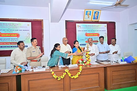 ಚಾಮರಾಜನಗರದ ಹಳೇ ಕೆಡಿಪಿ ಸಭಾಂಗಣದಲ್ಲಿ ಭಾರತ ಸರ್ಕಾರದ ವಾರ್ತಾ ಶಾಖೆ ವತಿಯಿಂದ ಕೇಂದ್ರ ಸರ್ಕಾರದ 12 ವರ್ಷಗಳ ಕಾರ್ಯ ಸಾಧನೆಗಳು ಹಾಗೂ ನಶಾಮುಕ್ತ ಭಾರತ ಅಭಿಯಾನದ ಕುರಿತ ಗುರುವಾರ  ಆಯೋಜಿಸಲಾಗಿದ್ದ ವಾರ್ತಾಲಾಪ ಕಾರ್ಯಾಗಾರವನ್ನು ಕಾಡಾ ಅಧ್ಯಕ್ಷ ಪಿ.ಮರಿಸ್ವಾಮಿ ಉದ್ಘಾಟಿಸಿದರು. ಮಹಮದ್ ಅಸ್ಗರ್ ಮುನ್ನ, ಎಚ್.ವಿ.ಚಂದ್ರು, ಶ್ರೀರೂಪಾ, ಮೋನಾರೋತ್, ಎ.ರಮೇಶ್, ಎಂ.ಸುರೇಖಾ ಇತರರಿದ್ದರು.